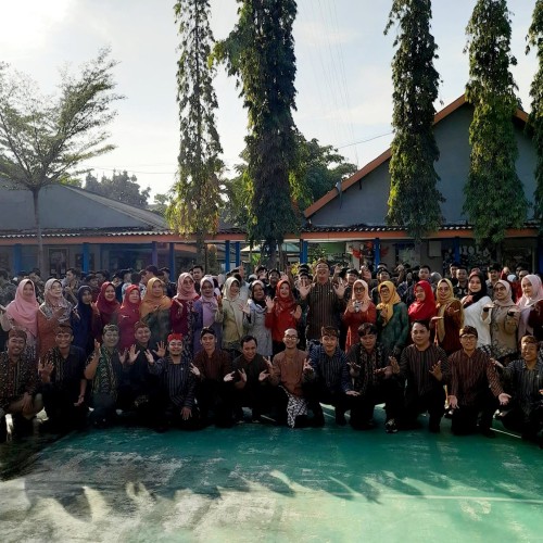 Semangat Kartini dalam Nuansa Nusantara: Upacara Bendera Hari Senin yang Penuh Warna di SMAN 1 Nganjuk