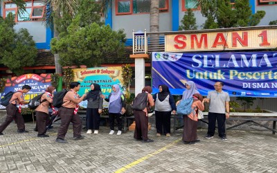Membangun Kedisiplinan dan Kehangatan: Piket Guru Pagi Hari di SMA Negeri 1 Nganjuk