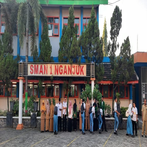Semangat Pagi SMAN 1 Nganjuk: Piket Guru yang Menjadi Teladan Disiplin dan Dedikasi