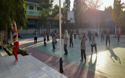 Semangat Sehat Bersama! Senam Jumat Guru di SMAN 1: Meningkatkan Kebugaran dan Kekompakan